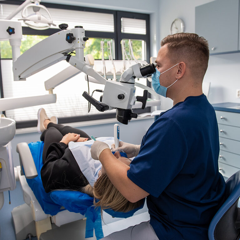 Endodoncja mikroskopowa Lek. dent. Kacper Wolszczak podczas leczenia kanałowego pod mikroskopem